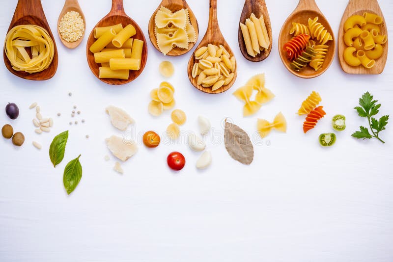 Italiaans voedselconcept Divers soort deegwaren met ingrediënten swe royalty-vrije stock afbeelding Italiaans voedselconcept Divers soort deegwaren met ingrediënten swe royalty-vrije stock afbeelding