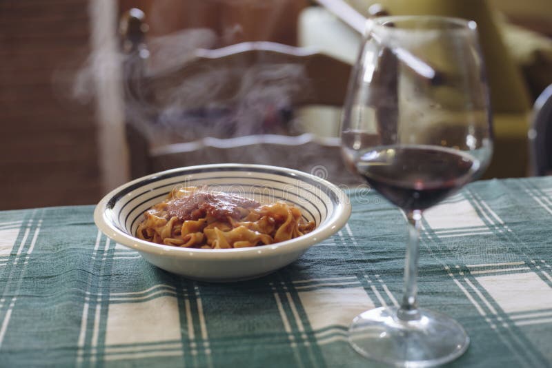 Italiaanse deegwarenschotel: eifettuccine met saus ragà ¹ stock fotografie Italiaanse deegwarenschotel: eifettuccine met saus ragà ¹ stock fotografie