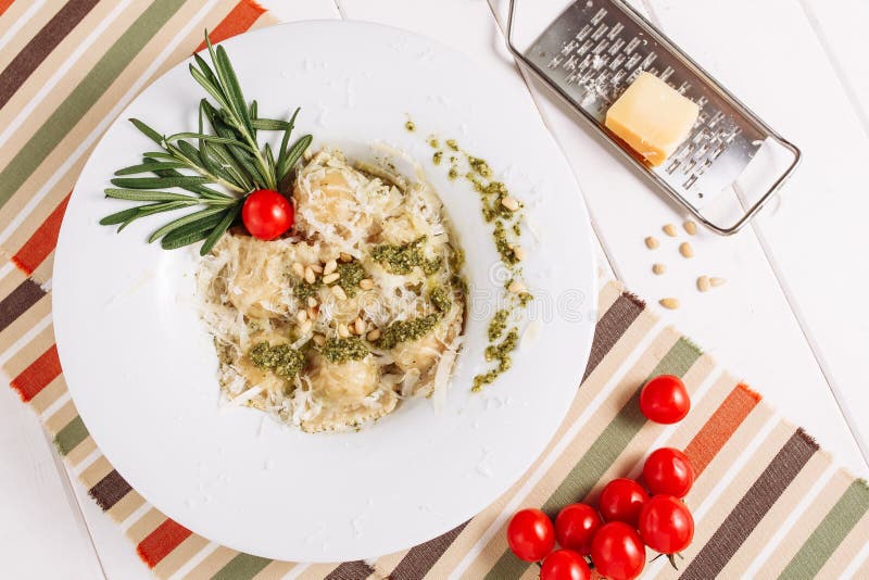 Italiaanse Geraspte de Parmezaanse kaaskaas van de Raviolischotel Bovenkant stock fotografie Italiaanse Geraspte de Parmezaanse kaaskaas van de Raviolischotel Bovenkant stock fotografie