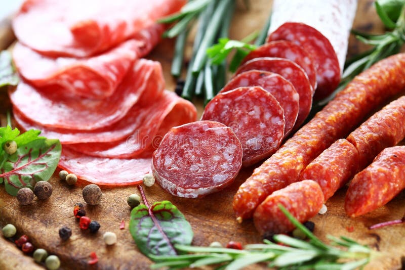 Italiaanse ham en salami met kruiden royalty-vrije stock foto's Italiaanse ham en salami met kruiden royalty-vrije stock foto's