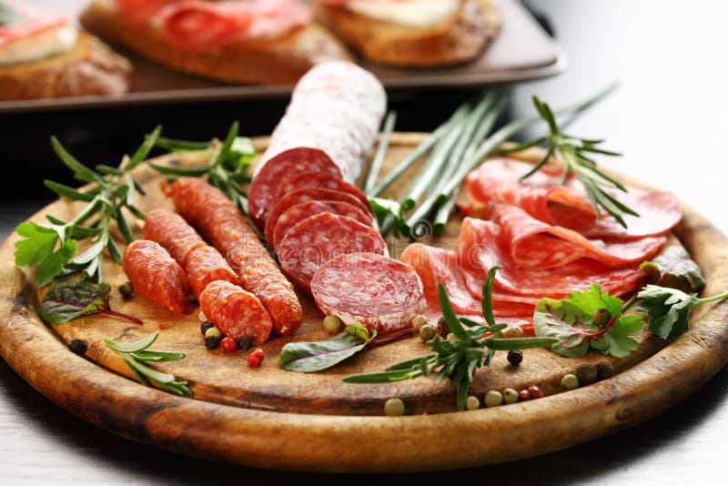 Italiaanse Ham En Salami Met Kruiden Stock Afbeelding Image of heerlijk, diner 24201817