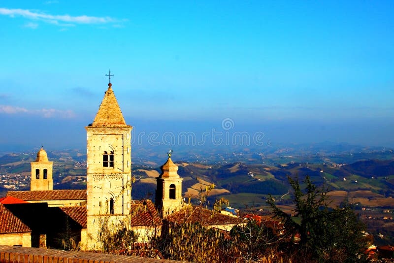Italiaanse katholieke kerk met mooi heuvelig landschap op de achtergrond stock fotografie Italiaanse katholieke kerk met mooi heuvelig landschap op de achtergrond stock fotografie