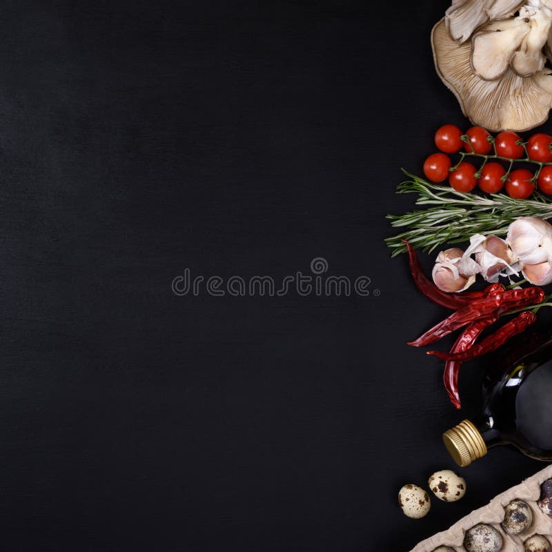 Italiaanse keukeningrediënten op donkere achtergrond Vegetarisch voedsel, gezondheids of het koken concept Hoogste mening en ruim stock afbeeldingen Italiaanse keukeningrediënten op donkere achtergrond Vegetarisch voedsel, gezondheids of het koken concept Hoogste mening en ruim stock afbeeldingen
