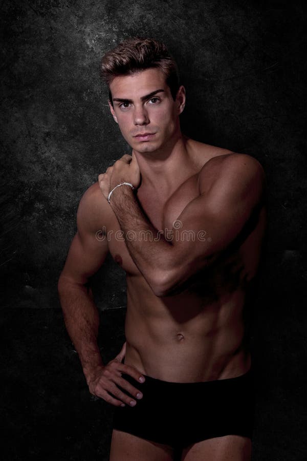 Italiaanse model spiermens Ondergoedportret stock afbeelding Italiaanse model spiermens Ondergoedportret stock afbeelding