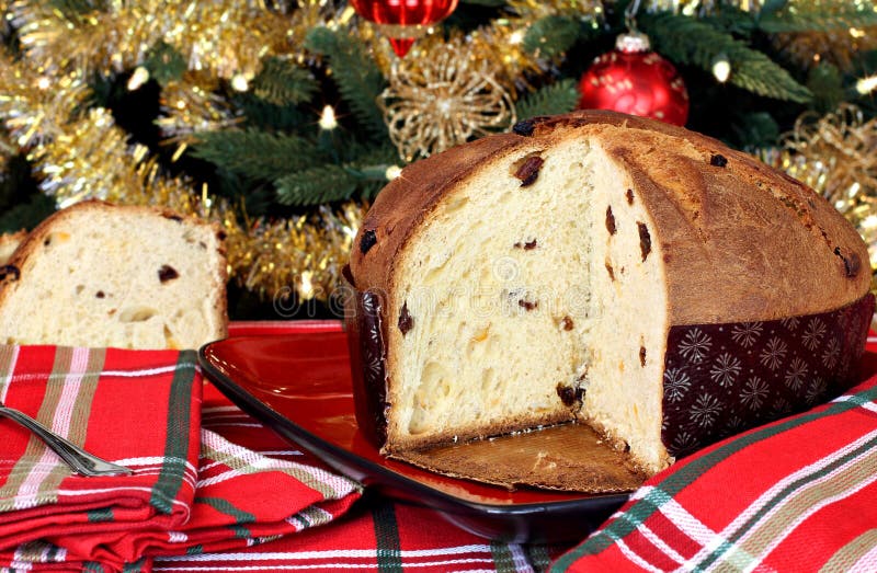 Italiaanse Panettone in het Plaatsen van Kerstmis stock fotografie Italiaanse Panettone in het Plaatsen van Kerstmis stock fotografie