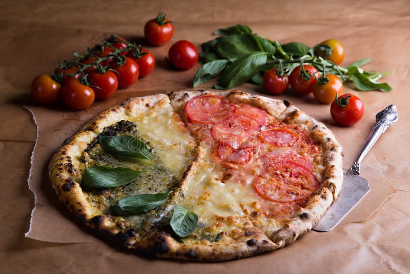 Italiaanse Pizza Met Tricolor Italiaanse Vlag Stock Foto - Image of ...