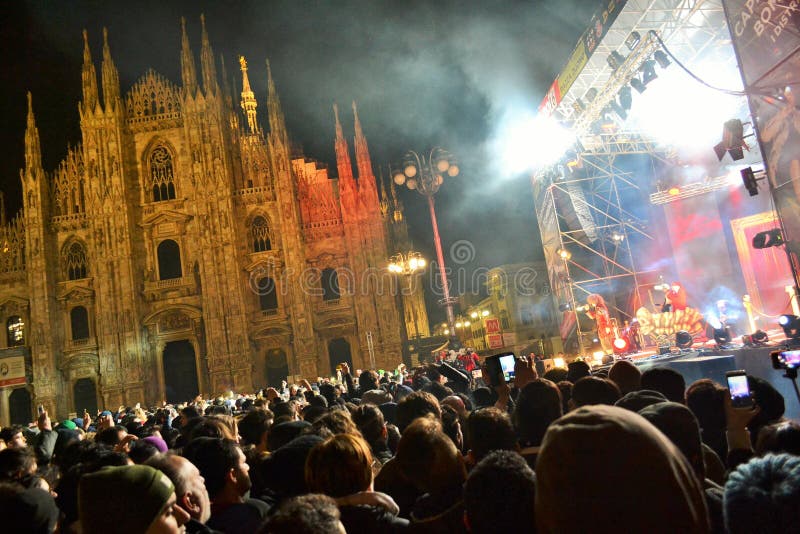 Italiaanse populaire rapper Caparezza zingt tijdens het overleg van het Nieuwjaar royalty-vrije stock foto's Italiaanse populaire rapper Caparezza zingt tijdens het overleg van het Nieuwjaar royalty-vrije stock foto's