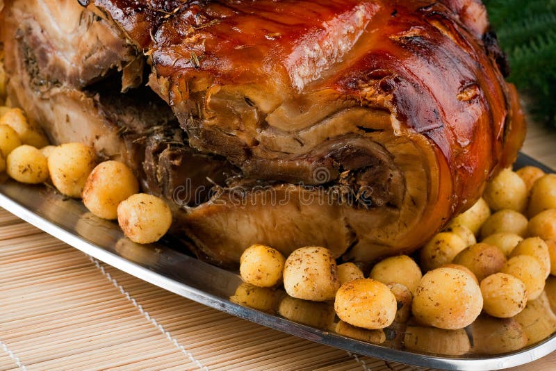 Italiaanse Porchetta met Nieuwe Aardappels royalty-vrije stock foto Italiaanse Porchetta met Nieuwe Aardappels royalty-vrije stock foto
