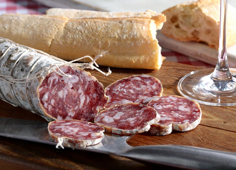 Italiaanse Salami En Vers Brood Stock Afbeelding Afbeelding bestaande