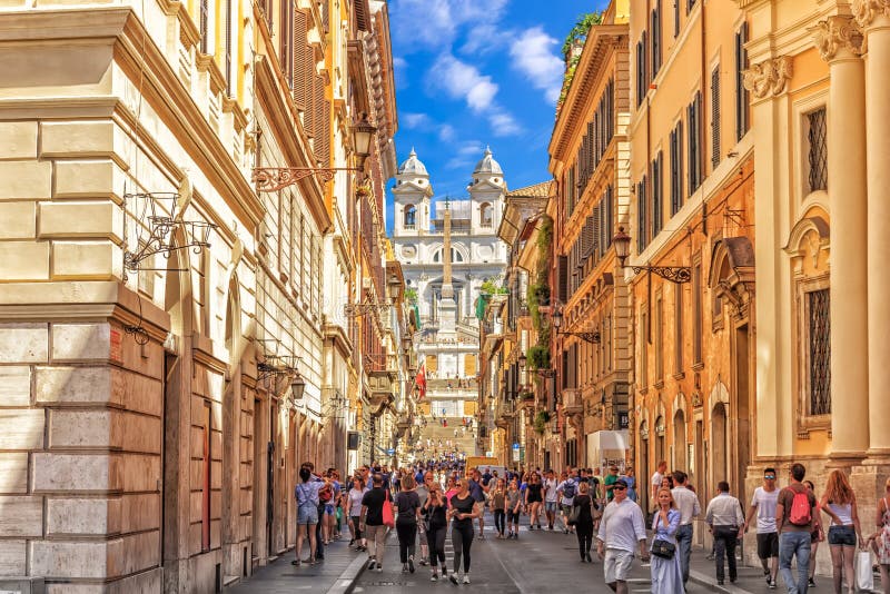 Italiaanse straat die via dei Condotti, tot Piazza Di Spagna en de Spaanse Stappen op een zonnige dag leiden royalty-vrije stock foto's Italiaanse straat die via dei Condotti, tot Piazza Di Spagna en de Spaanse Stappen op een zonnige dag leiden royalty-vrije stock foto's