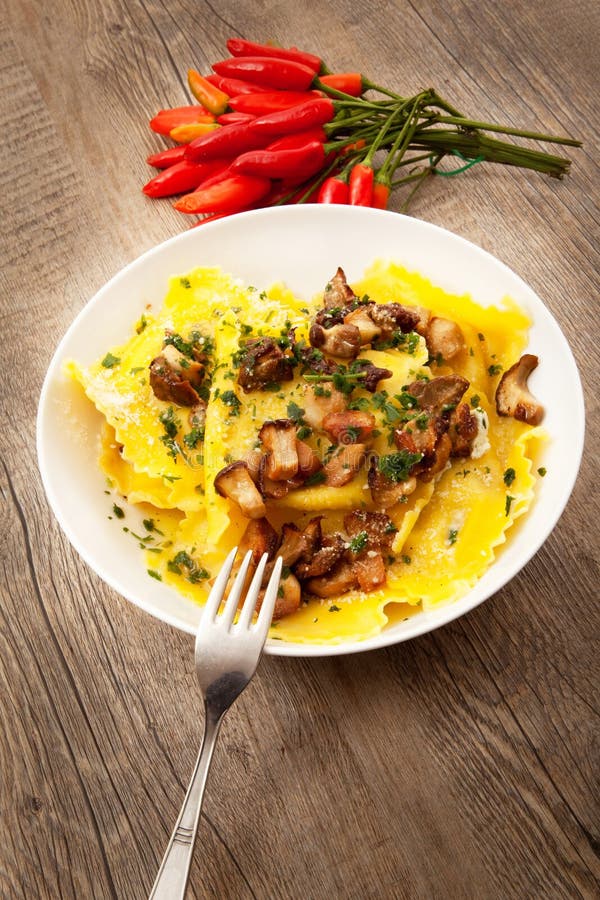 Italiaanse tortelloni met paddestoel stock afbeeldingen Italiaanse tortelloni met paddestoel stock afbeeldingen