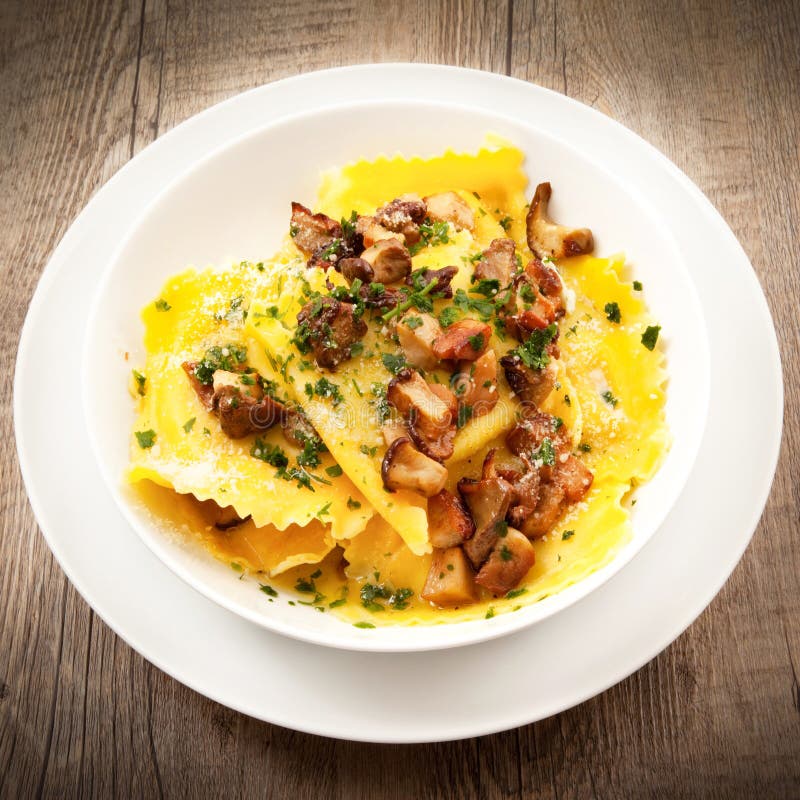 Italiaanse tortelloni met paddestoel royalty-vrije stock afbeelding Italiaanse tortelloni met paddestoel royalty-vrije stock afbeelding