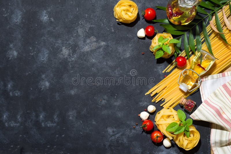 Italiaanse voedsel en ingrediëntenachtergrond met verse groenten, tomaten, olijfolie, orego, knoflook, zout, peper, basilicum stock fotografie Italiaanse voedsel en ingrediëntenachtergrond met verse groenten, tomaten, olijfolie, orego, knoflook, zout, peper, basilicum stock fotografie