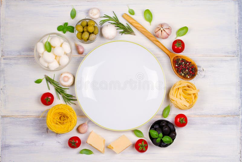 Italiaanse voedsel of ingrediënten met verse groenten, deegwaren, kaasmozarella en parmezaanse kaas, kruiden stock afbeeldingen Italiaanse voedsel of ingrediënten met verse groenten, deegwaren, kaasmozarella en parmezaanse kaas, kruiden stock afbeeldingen