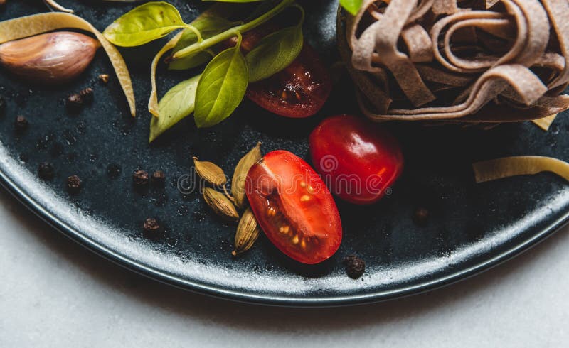 Italiaanse voedselingrediënten op een ceramische plaat stock afbeeldingen Italiaanse voedselingrediënten op een ceramische plaat stock afbeeldingen