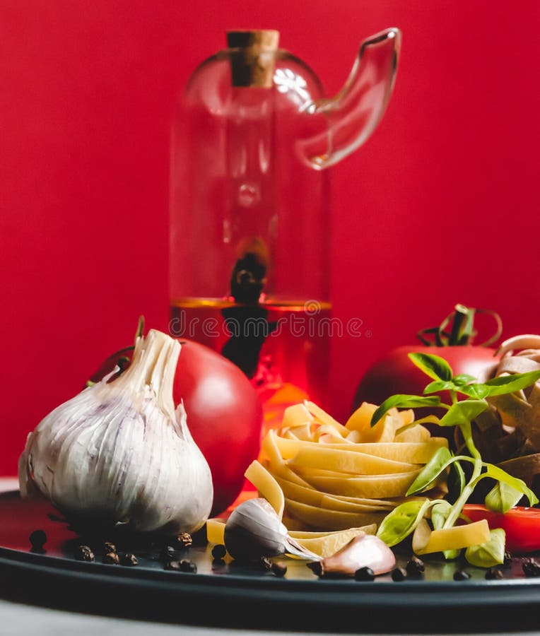 Italiaanse voedselingrediënten op een ceramische plaat royalty-vrije stock fotografie Italiaanse voedselingrediënten op een ceramische plaat royalty-vrije stock fotografie