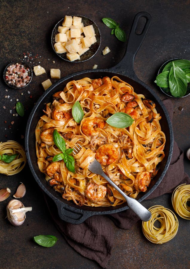 Italian Fettuccine Pasta with Seafood. Seafood Pasta with Mussels ...