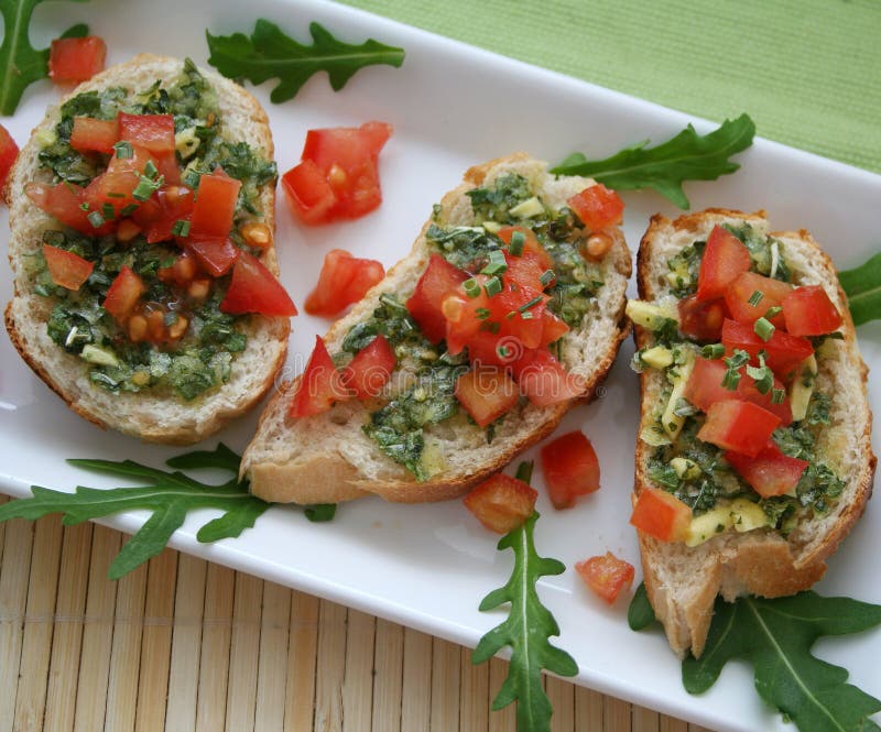 Fresco italiano comida de albahaca a tomates.