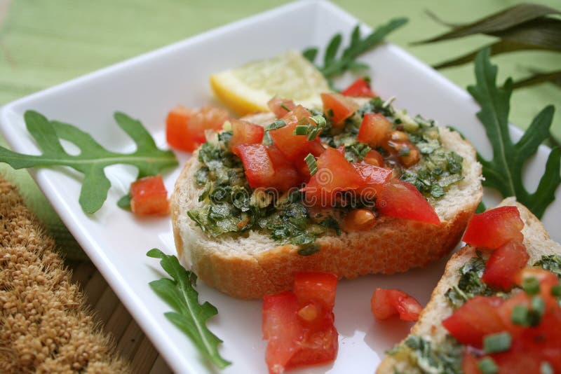 Fresco italiano comida de albahaca a tomates.