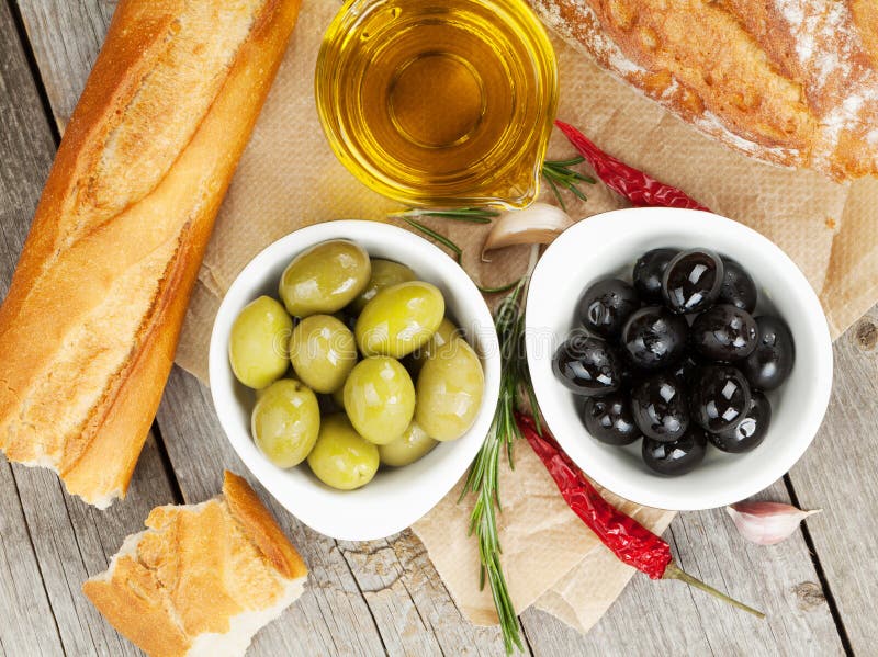 Bread olive oil. Хлеб с оливковым маслом. Итальянская кухня оливки. Хлеб с маслинами. Острая пища с оливками.
