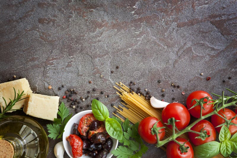 Italian food sfondo, con varietà di ingredienti su ardesia di sfondo.