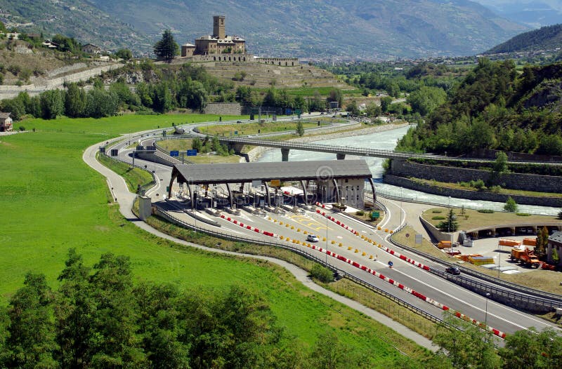 Carretera en el valle (italiano Alpes), más cercano castillo,.