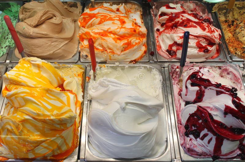 Diversi gusti di gelato italiano.