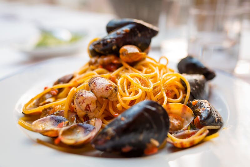 Italiana, pasta con frutti di mare ed erbe aromatiche.