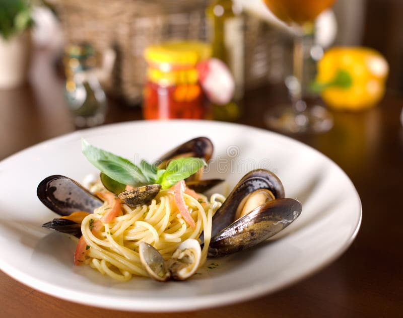 Italian spaghetti with mussels and basil