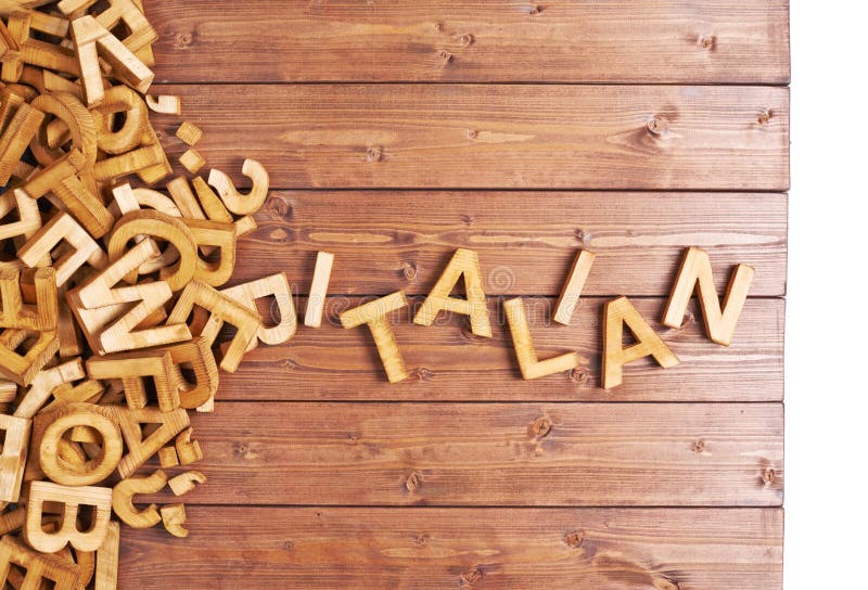 Italiano da palavra feito com letras de madeira fotos de stock Italiano da palavra feito com letras de madeira fotos de stock
