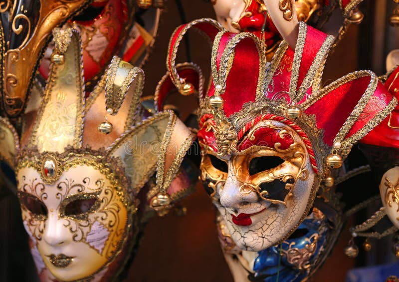 Italiano de Venecia mucho máscara del carnaval para la venta en la tienda imágenes de archivo libres de regalías Italiano de Venecia mucho máscara del carnaval para la venta en la tienda imágenes de archivo libres de regalías