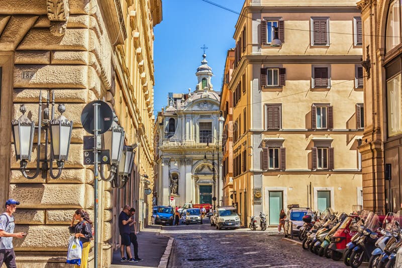 Italiano Rua Através di S Claudio e a igreja dos SS Claudius e Andrew dos Borgonheses imagens de stock royalty free Italiano Rua Através di S Claudio e a igreja dos SS Claudius e Andrew dos Borgonheses imagens de stock royalty free