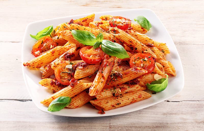 Italiano sabroso gastrónomo Penne Pasta en una placa fotos de archivo libres de regalías Italiano sabroso gastrónomo Penne Pasta en una placa fotos de archivo libres de regalías
