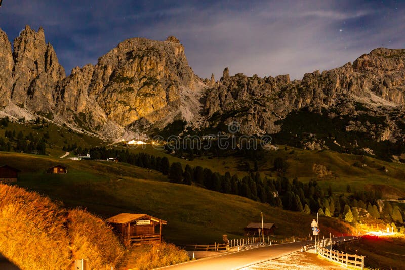 Italie vue montagne valley gardena passo de ciel nocturne