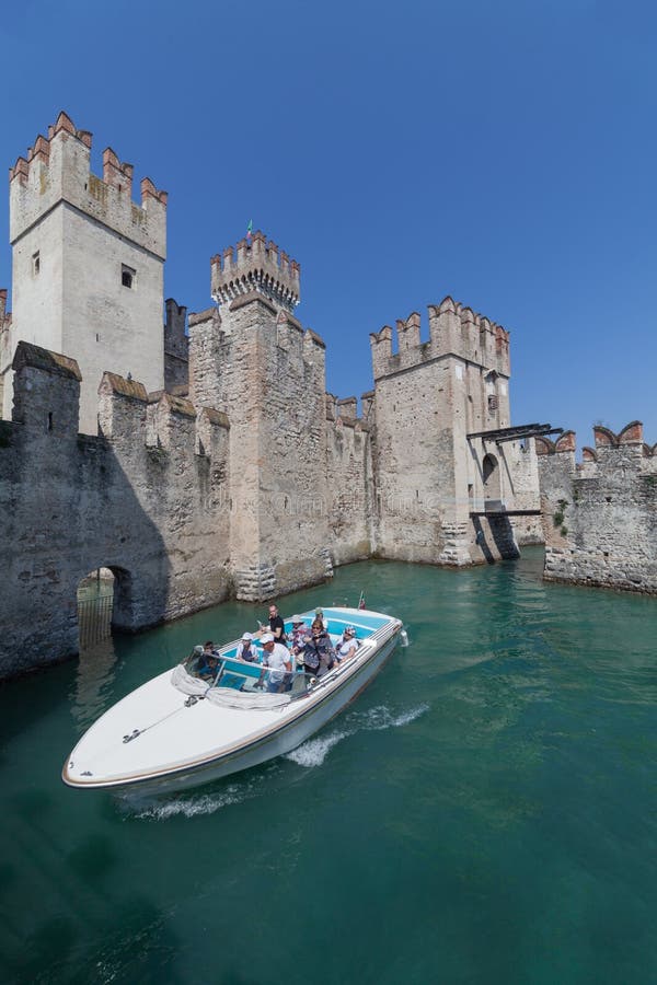 - ITALIEN - Boot Sirmione im April 2018 mit den Touristen, die in Rocca Scagliera in Sirmione überschreiten Garda See - Reiseziel lizenzfreie stockbilder - ITALIEN - Boot Sirmione im April 2018 mit den Touristen, die in Rocca Scagliera in Sirmione überschreiten Garda See - Reiseziel lizenzfreie stockbilder