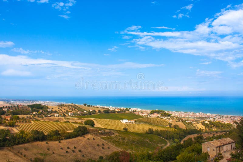 Italien-Landschaftsansicht mit Wolken auf blauem Himmel, Italienerfelder stockfotos Italien-Landschaftsansicht mit Wolken auf blauem Himmel, Italienerfelder stockfotos