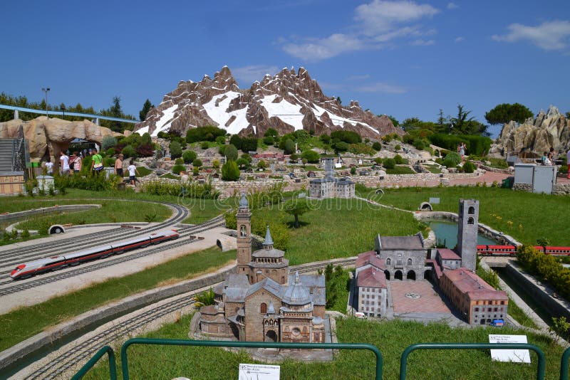 Italien in Miniatura - Stadt und Berge lizenzfreie stockbilder Italien in Miniatura - Stadt und Berge lizenzfreie stockbilder