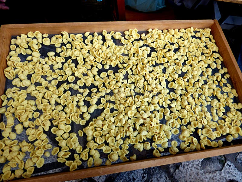 Italien Puglia, i gränderna av gamla Bari, hemslöjdorecchiette royaltyfri fotografi Italien Puglia, i gränderna av gamla Bari, hemslöjdorecchiette royaltyfri fotografi