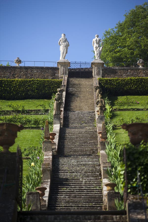 Garten in Toskana, Italien redaktionelles stockfotografie