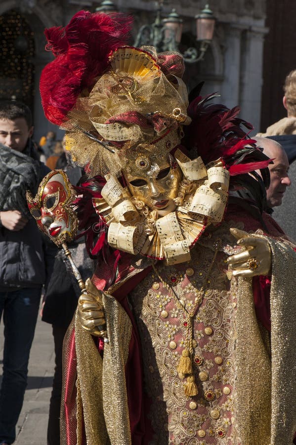 Italien Venedig - Februari 23, 2019: den populäraste karnevalet i Europa royaltyfria bilder Italien Venedig - Februari 23, 2019: den populäraste karnevalet i Europa royaltyfria bilder