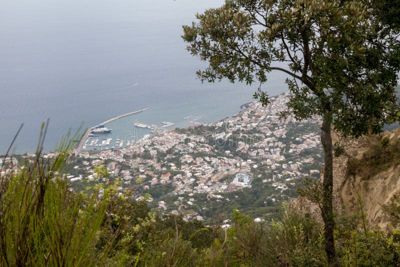 Italien ö av ischiamonteepomeoen arkivfoto