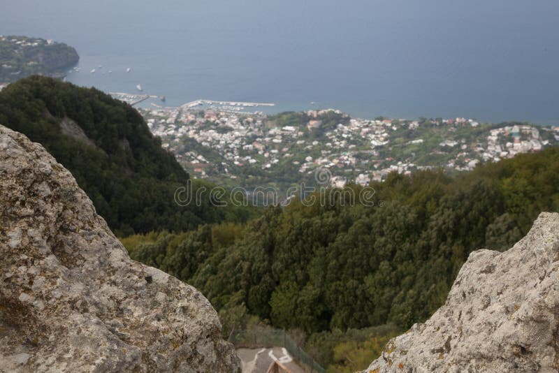 Italien ö av ischiamonteepomeoen royaltyfria bilder