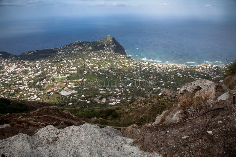 Italien ö av ischiamonteepomeoen fotografering för bildbyråer