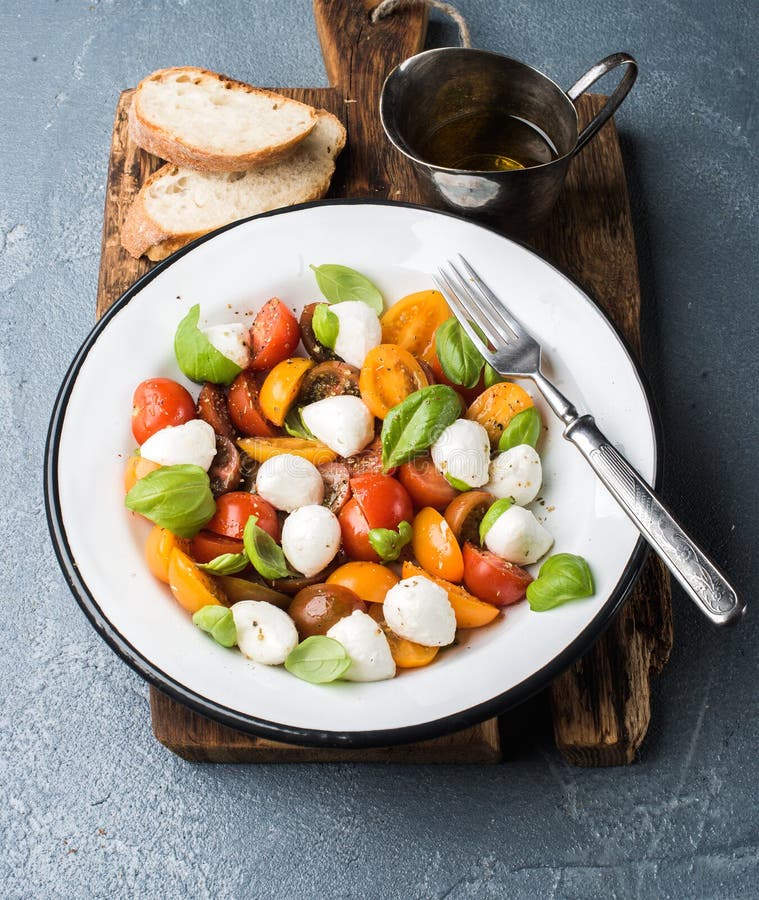 Klassischer Italiener Caprese-Salat Mit Tomaten, Mozzarella Di Buffala ...