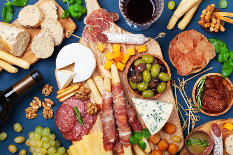 Italienische Aperitifs oder Antipastosatz mit Delikatesse auf Draufsicht des K?chentischs Mischdelikatessen von Käse- und Fleisch