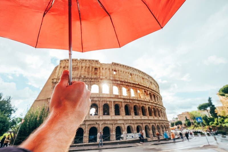 Italienische Hauptstadt Tourist genießen ein antikes Kolosseum oder Kolosseum Ruinen aus rotem Schirm während eines Herbstregent stockfoto Italienische Hauptstadt Tourist genießen ein antikes Kolosseum oder Kolosseum Ruinen aus rotem Schirm während eines Herbstregent stockfoto