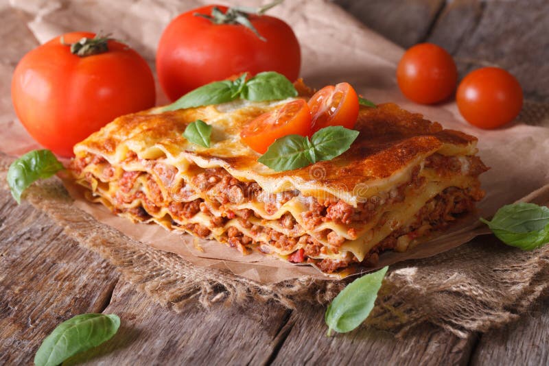 Italienische Lasagne Mit Frischem Basilikum Auf Einer Platte Horizontal ...