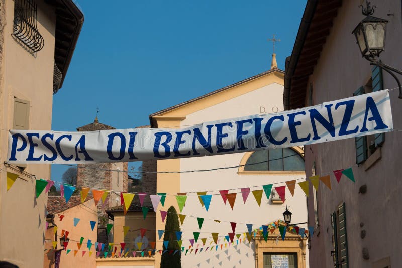 Italienische Nächstenliebelotteriefahne in reizend Dorf stockbild Italienische Nächstenliebelotteriefahne in reizend Dorf stockbild