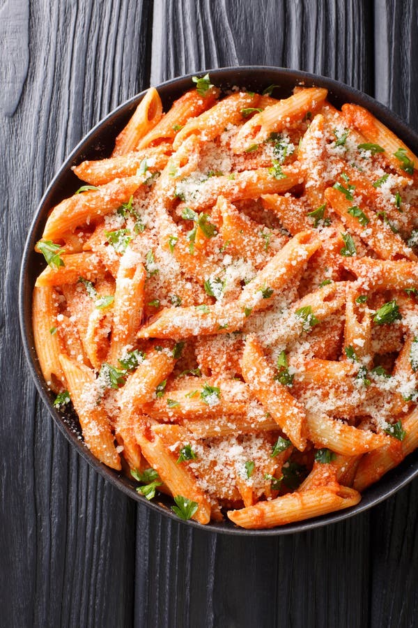 Italienische Penne-Pasta Alla Wodka Mit Parmesan Und Petersilie In ...