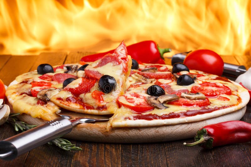 Traditionelle Italienische Pizza Stockbild - Bild von essen, leuchte ...